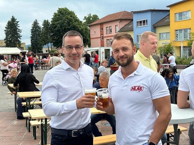 Matúš Šutaj Eštok s kolegom Erikom Tomášom pri chutnom pive. FOTO: META / Matúš Šutaj Eštok