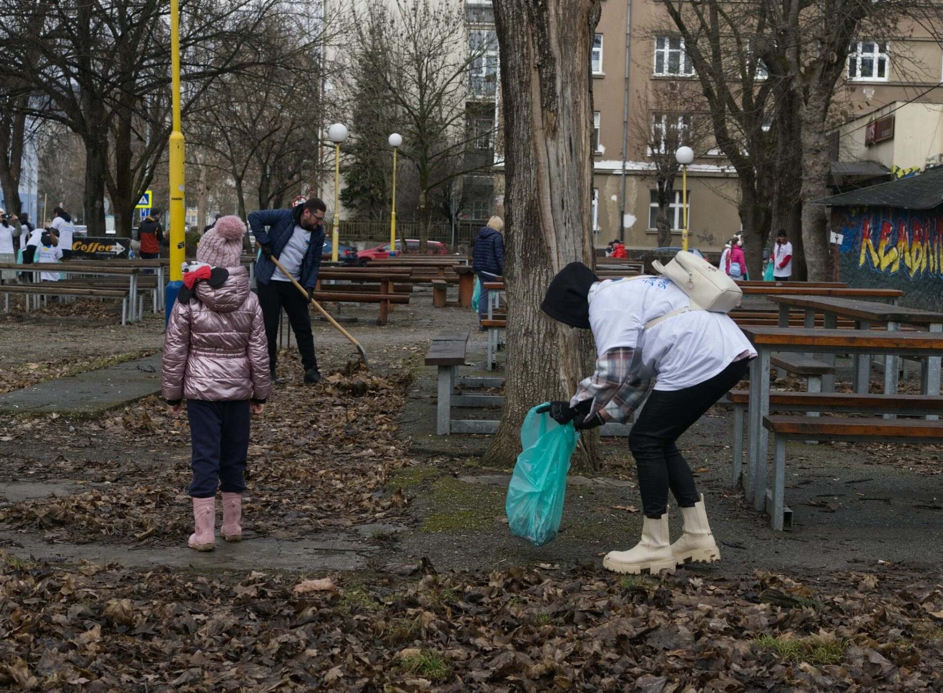 Ukrajinskí dobrovoľníci pomáhajú na každom kroku: Čistejšie Košice ako gesto vďaky (FOTO)