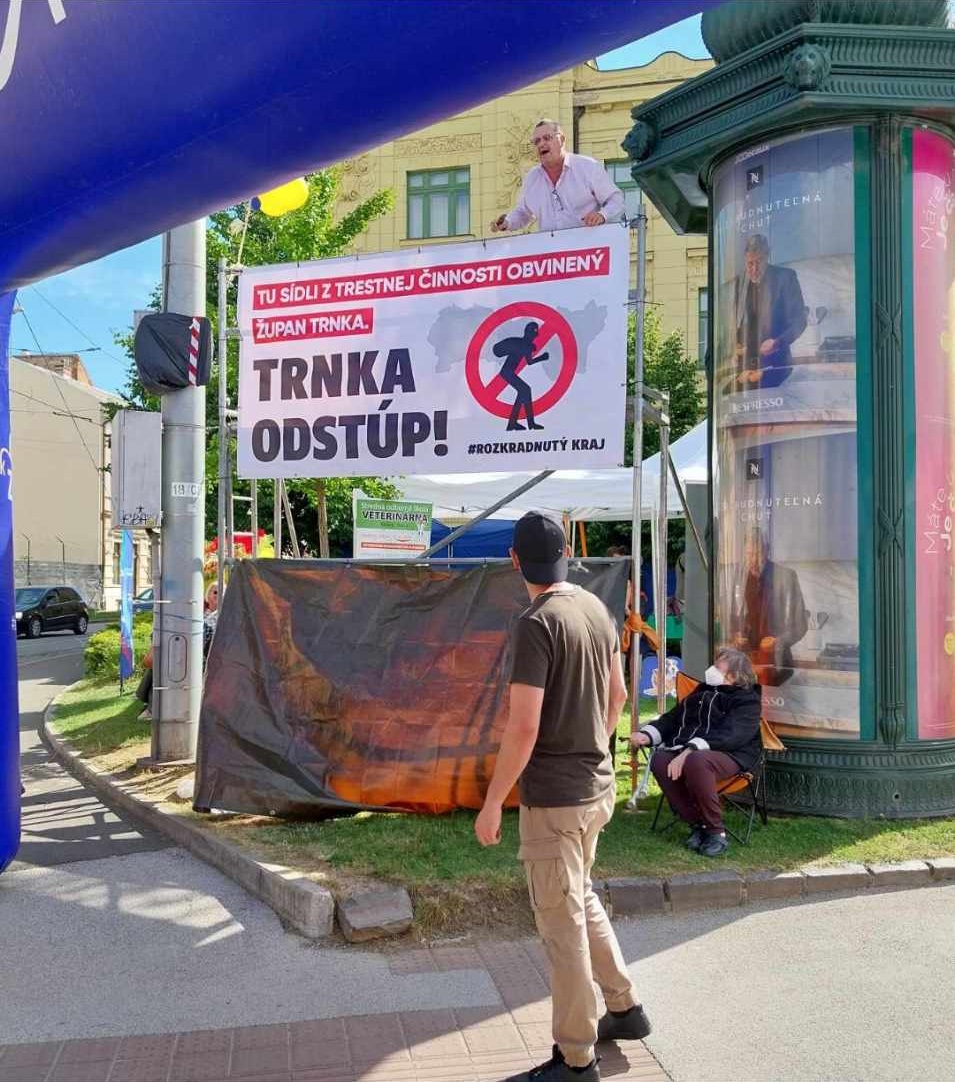 ŠOKUJÚCI úvod Župného mestečka: Aktivista vystavil banner s výzvou na odstúpenie župana Trnku! (FOTO)