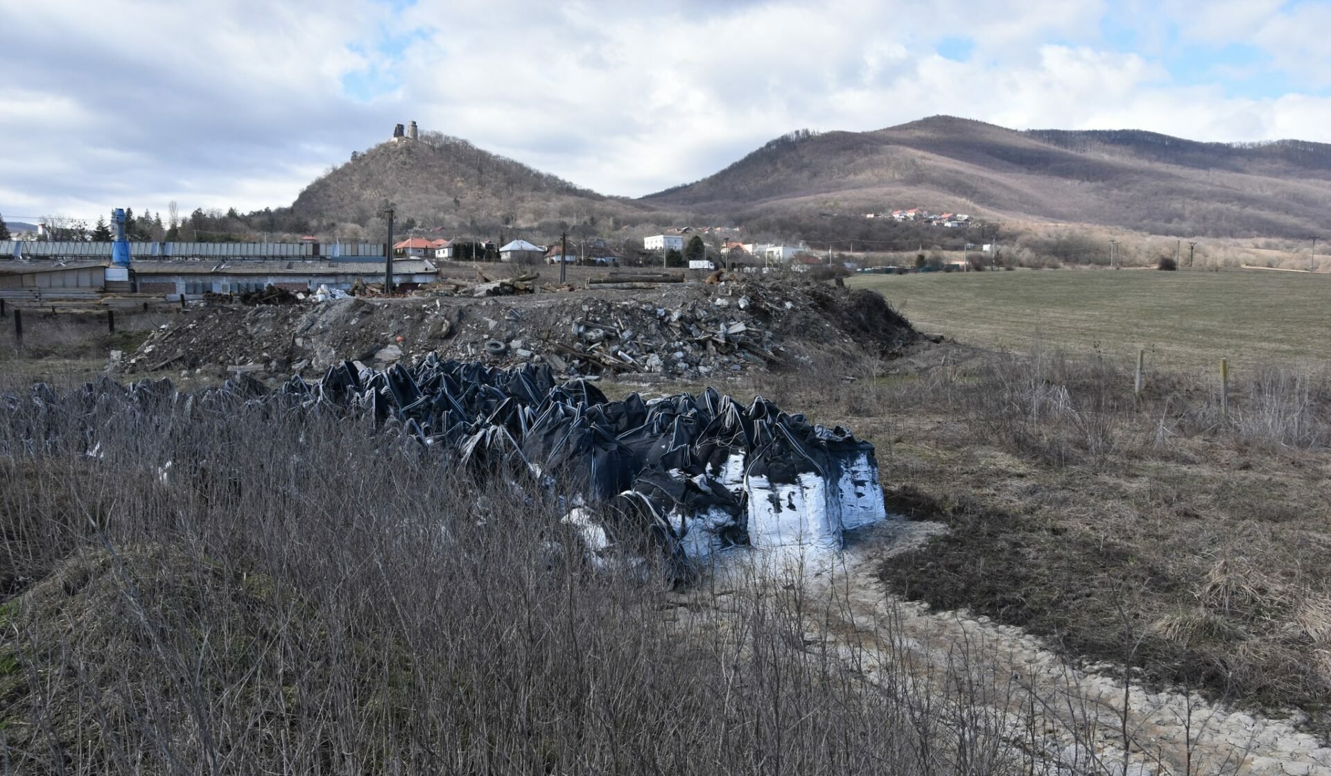 ŠOKUJÚCE odhalenie polície v Košickom kraji. ZARÁBALI na ničení prírody (FOTO)