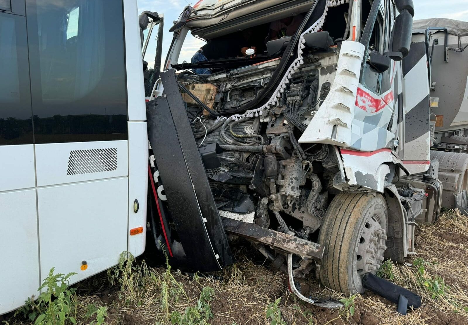 V Turni nad Bodvou sa zrazil kamión s autobusom