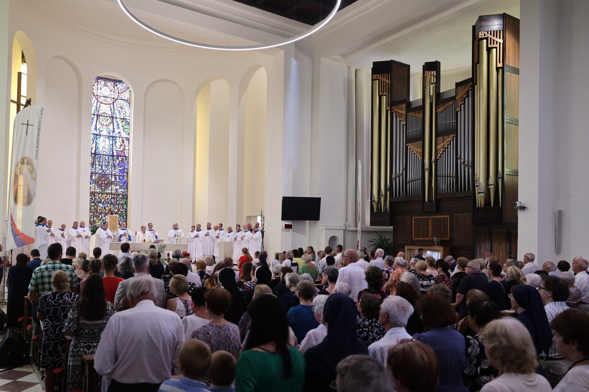 Na Juhu požehnali nový píšťalový organ v Kostole Kráľovnej pokoja (FOTO)