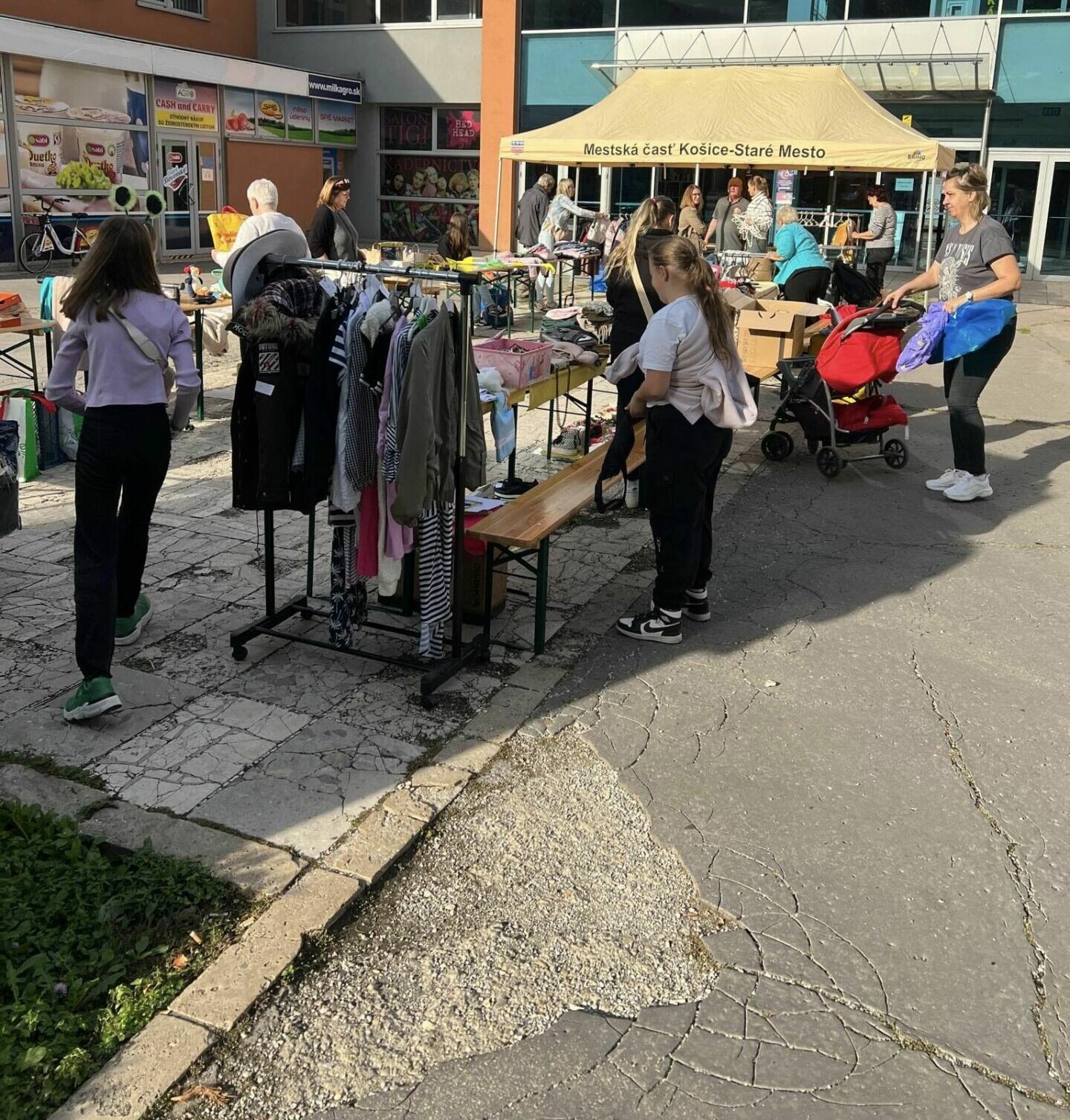 Slnečný deň spríjemnil Staromestskú burzu: Oblečenie, hračky a dobrá nálada! (FOTO)