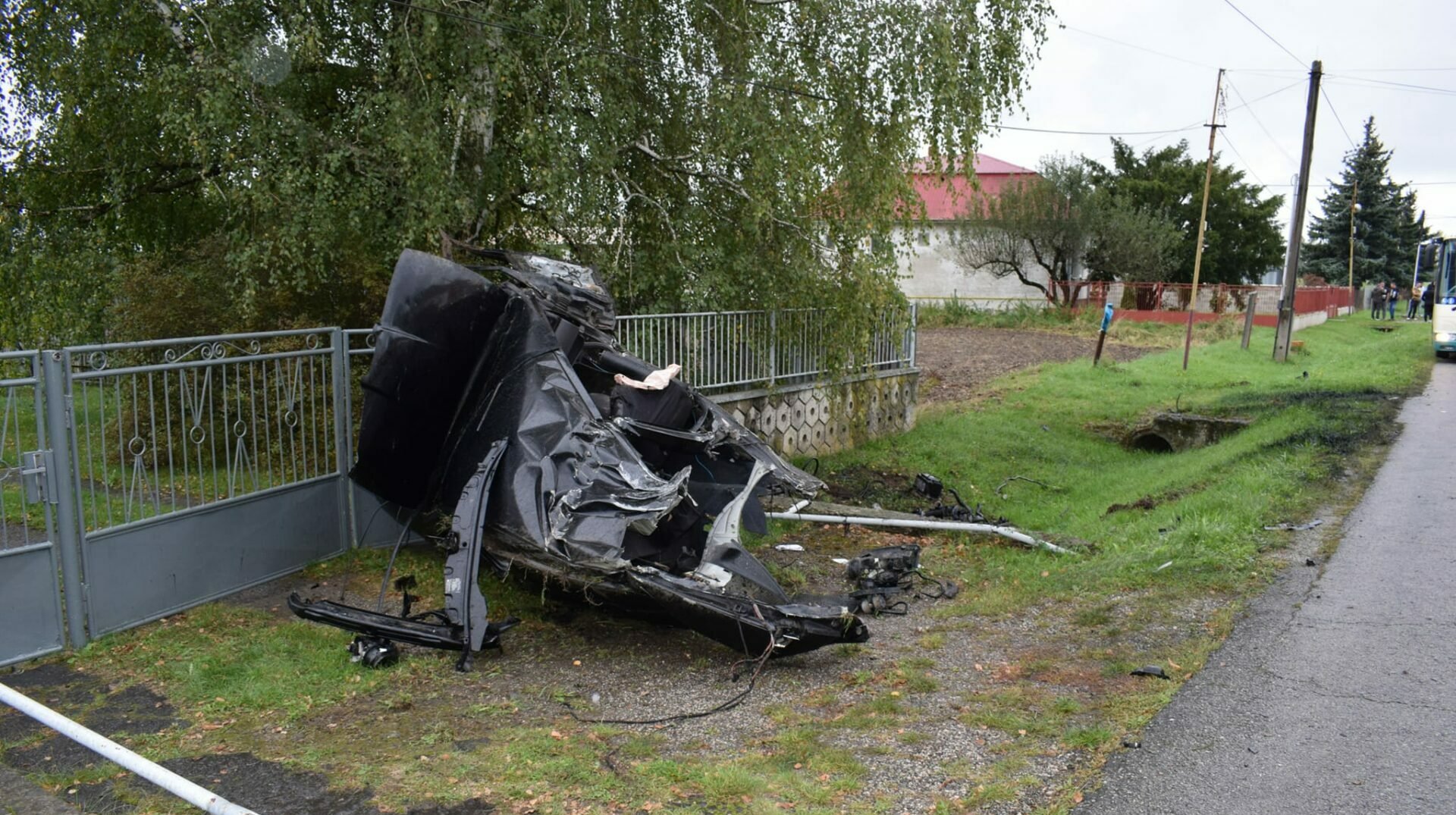 HROZIVÁ NEHODA v Slavkovciach! 18-ročný vodič po náraze poškodil elektrický stĺp (FOTO)