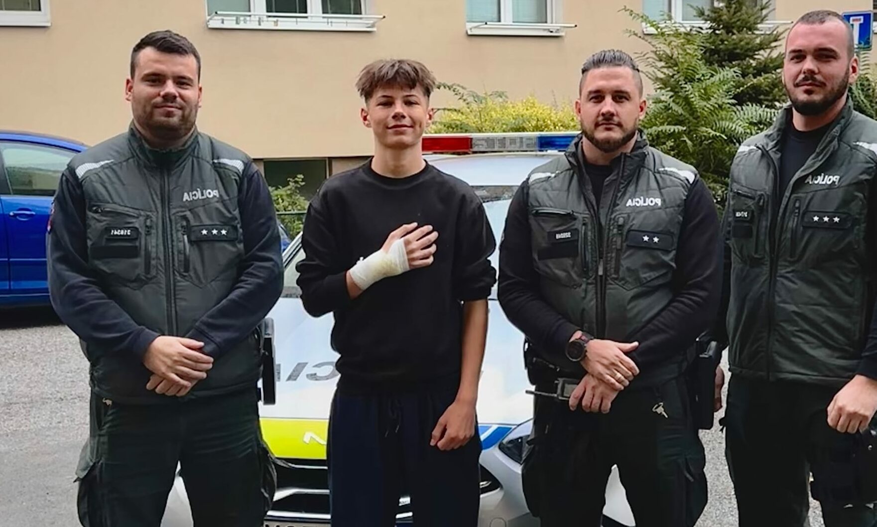 Keď ide o sekundy! Policajti pomohli zranenému chlapcovi v dopravnej špičke