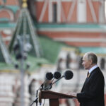 Na Putinovej prehliadke pochodovalo aj 1 500 vojakov z vojny proti Ukrajine (FOTO)