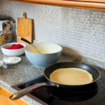 Tip na recept: Tvarohové palacinky s ovocným prelivom a šľahačkou
