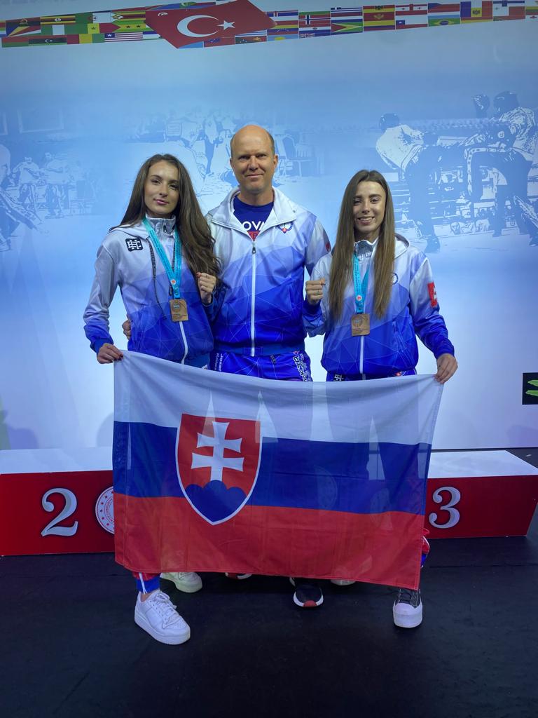 Zdroj: Jozef Kolozsy.
Zľava Lucia Fecková Tessier, Jozef Kolozsy a Viktória Kažíková.