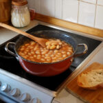 Tip na recept: Fazuľový prívarok s vajíčkom a chlebom