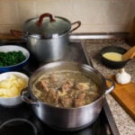 Tip na recept: Hovädzie na cesnaku s duseným špenátom a zemiakovou kašou