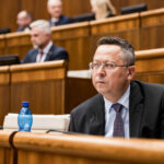 Minister Kamenický predstavil tretí balík konsolidácie. Zmrazí dôchodky, zvýši odvody a zruší voľné dni