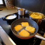 Tip na recept: Vyprážaný syr s hranolkami a tatárskou omáčkou