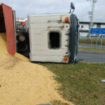 Na kruhovom objazde pri Bidovciach sa prevrátilo nákladné auto, na cestu sa vysypala sója