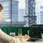 Domácnosti sedia na peniazoch, investovať veľmi nechcú