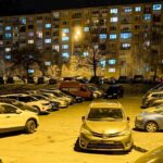 Večerné parkovanie na Ťahanovciach je boj o miesto. Vodiči parkujú aj tam, kde by nemali