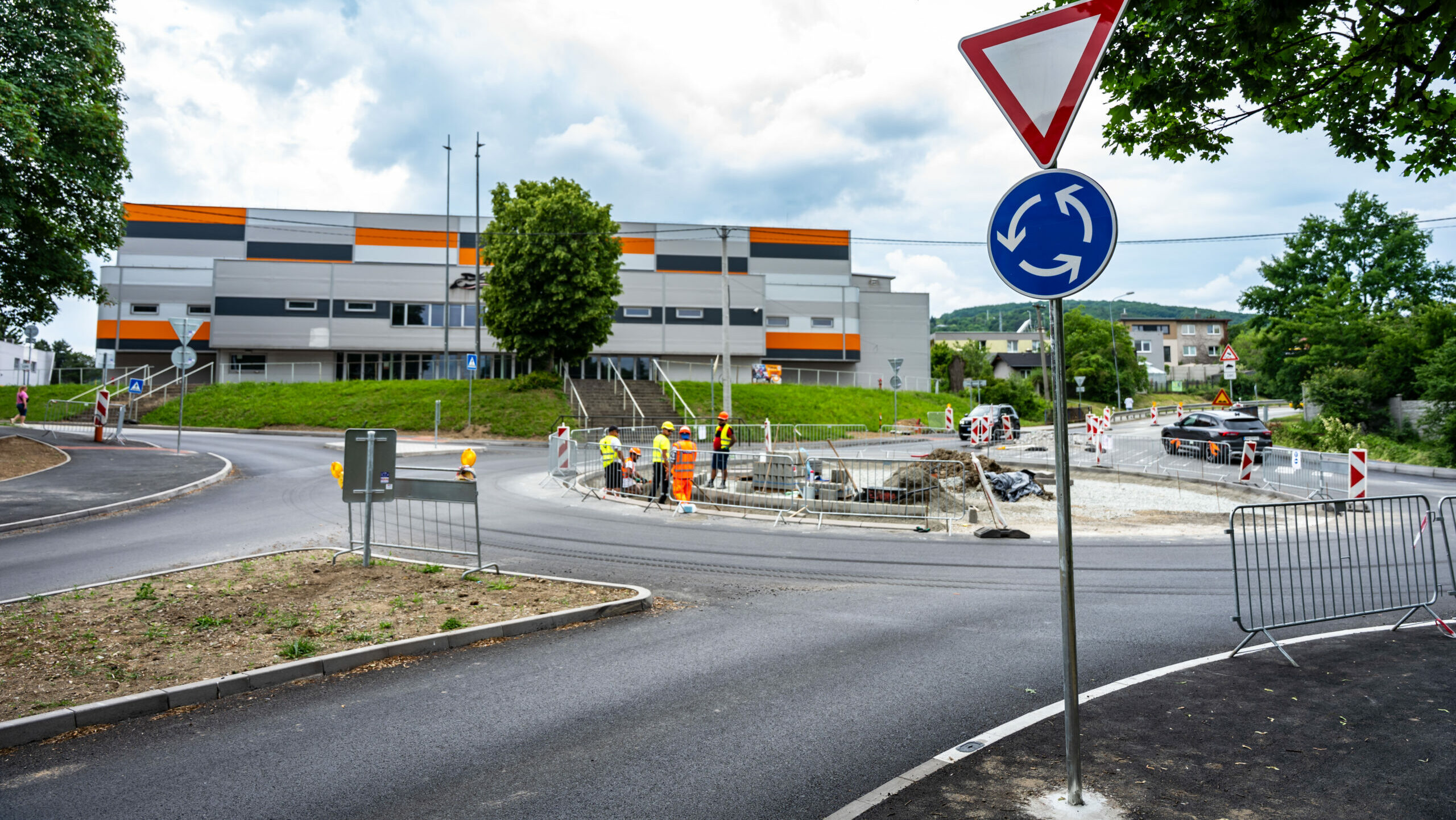 Na križovatke Kostolianska už motoristi jazdia ako na „kruháči“