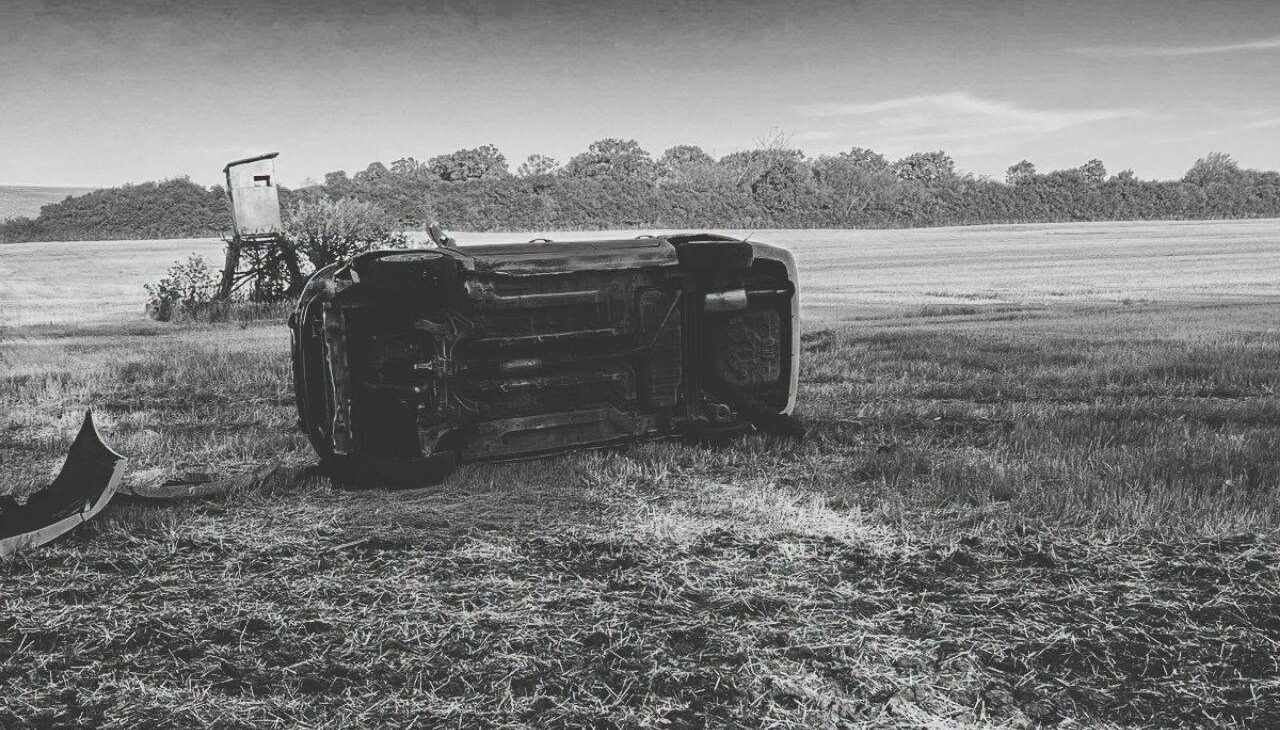 Fotografia k článku Opitý vodič pri Veľkých Ozorovciach havaroval s autom plným detí, zomrel 15-ročný chlapec