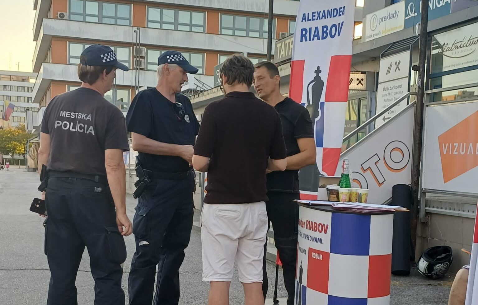 Fotografia k článku Kandidát na primátora Alexander Riabov sa sťažuje na zastrašovanie pri zbere podpisov