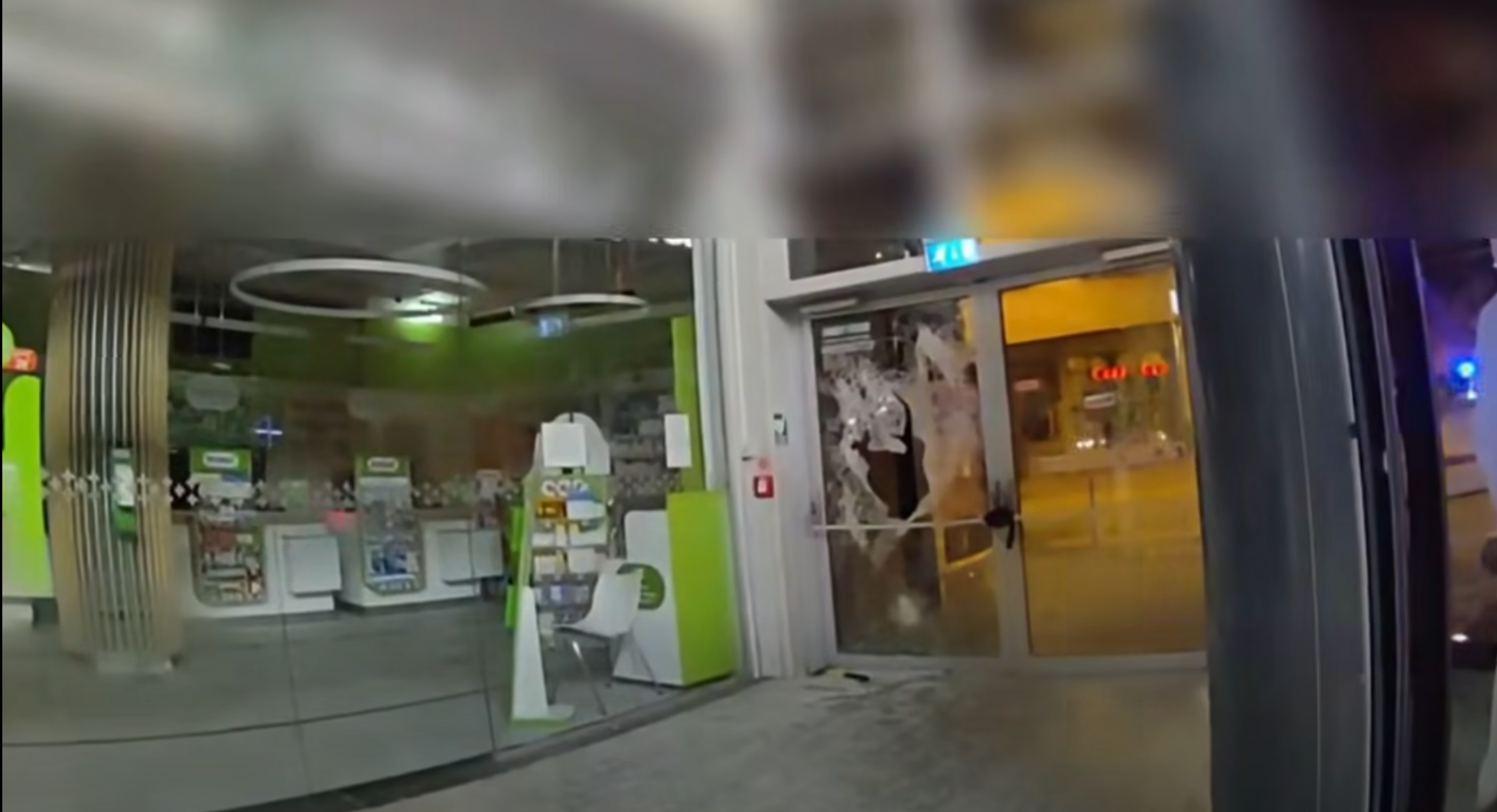 Fotografia k článku Pri nevydarenej krádeži zlodeji z Litvy chceli ujsť s telefónmi, polícia ich dolapila do piatich minút