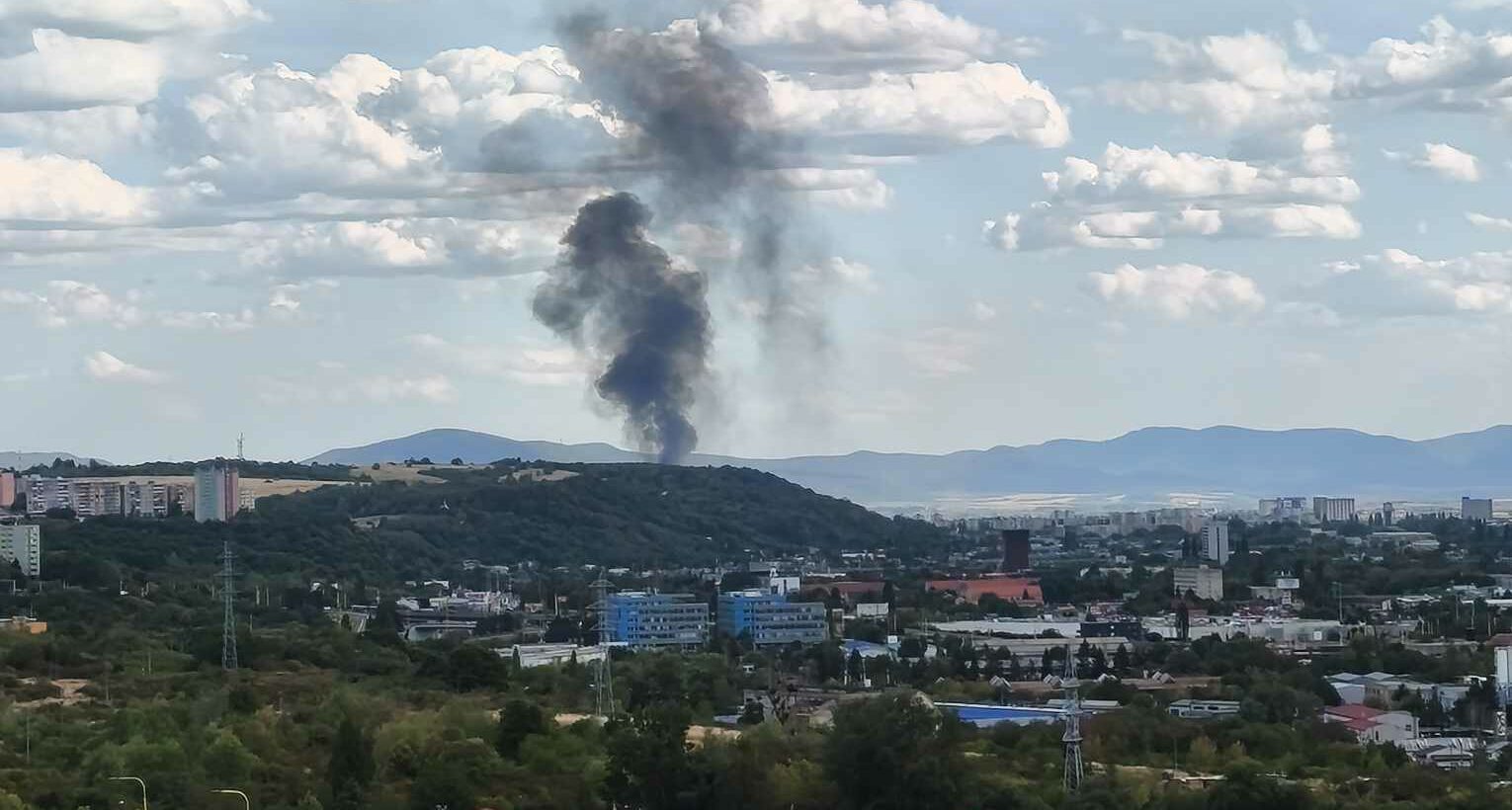 Fotografia k článku Hasiči zasahujú v spaľovni v Kokšov-Bakši, horí tam uskladnený odpad