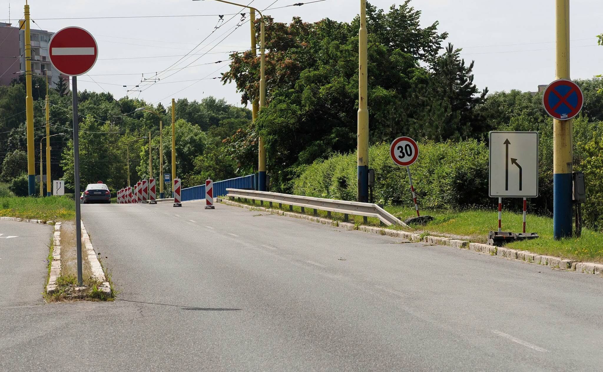 Fotografia k článku Pravý jazdný pruh v smere do mesta na moste pri Pošte 22 je uzavretý