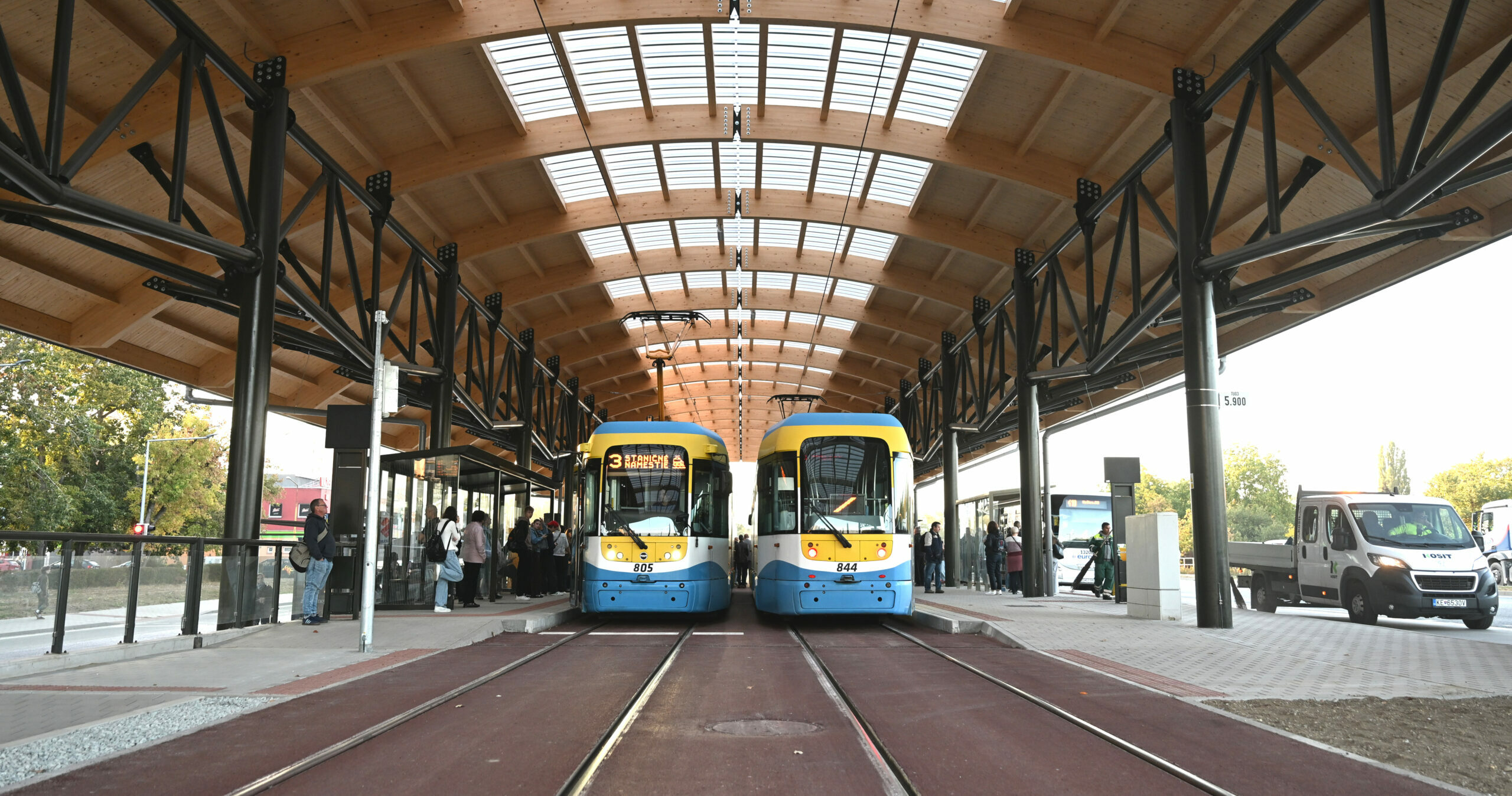 Fotografia k článku V mestskej časti Nad jazerom otvorili zmodernizovanú električkovú trať