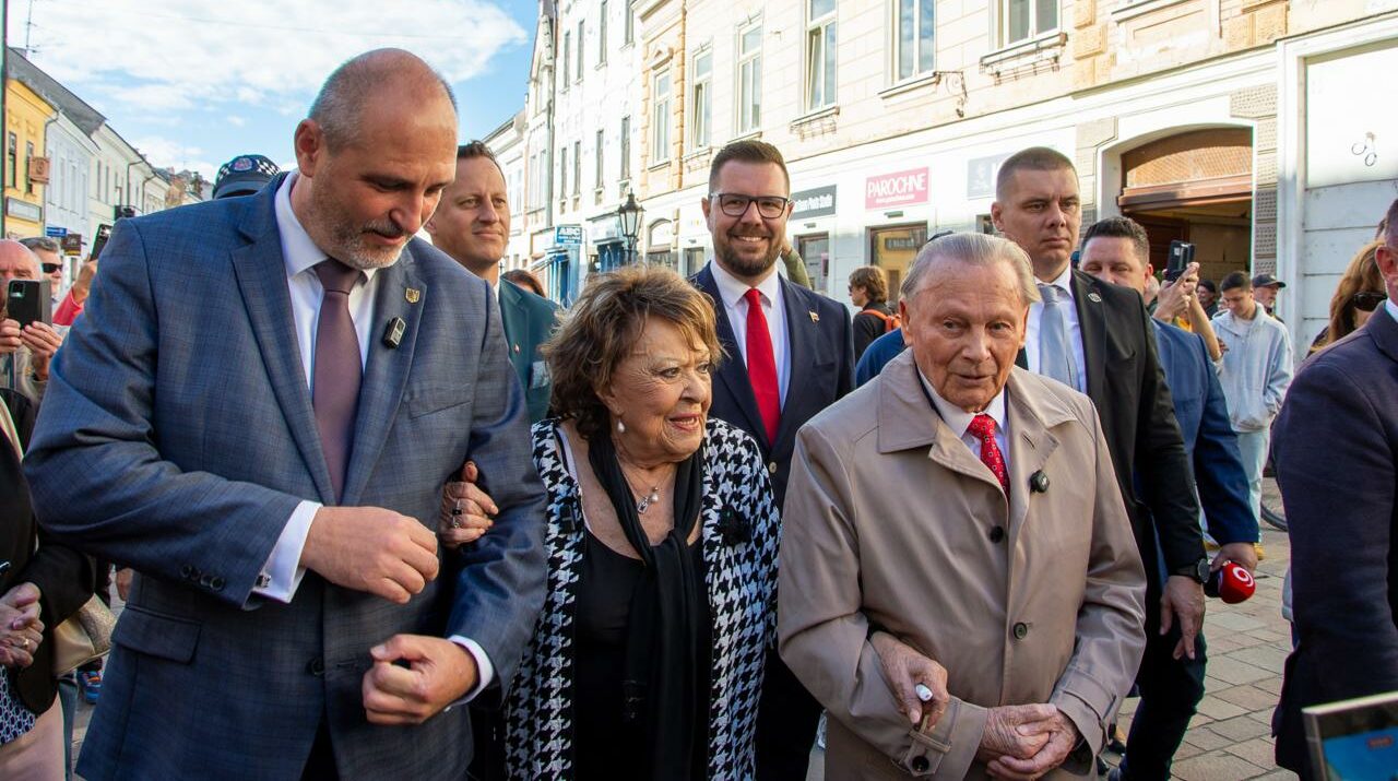 Fotografia k článku Jiřina Bohdalová má v Košiciach pamätnú dlaždicu – sprevádzali ju Šimko, Polaček aj Schuster (FOTO)