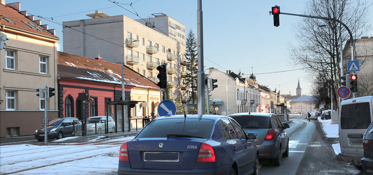 Vodičom dvíhajú tlak nové semafory na Komenského ulici