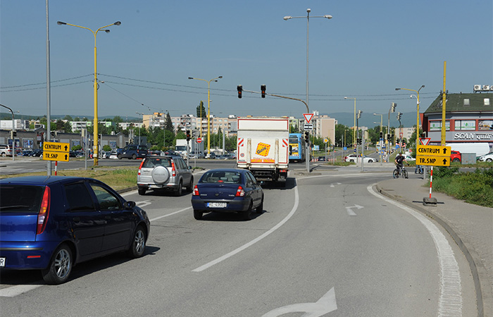 Pomoc vodičom v okolí kruhového objazdu na Moldavskej ulici
