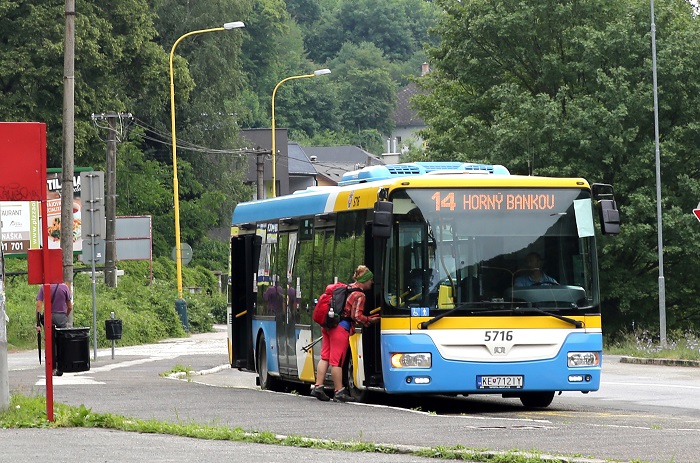 Vodičovi autobusu sa nechce diskutovať s cestujúcimi
