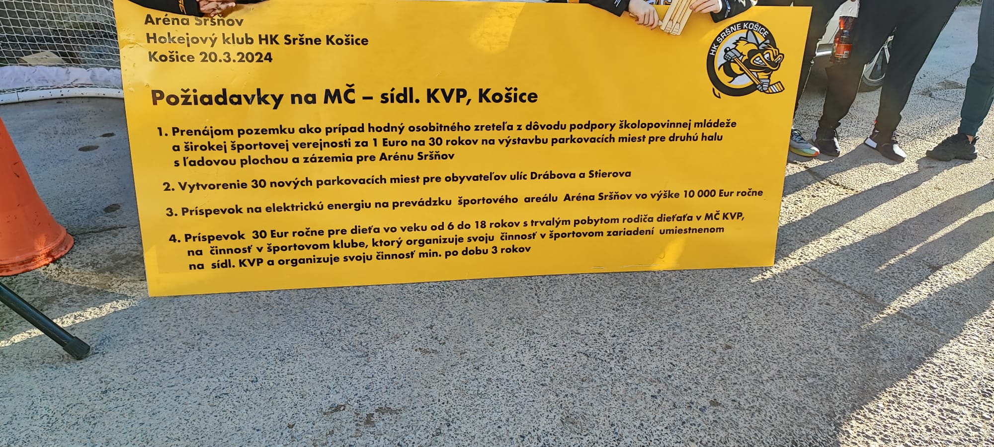 Mladí hokejisti HK SRŠNE KOŠICE a ich rodičia na čele so šéfom klubu protestovali pred budovou Miestneho úradu MČ Košice - Sídlisko KVP. FOTO: Tomáš Mácha