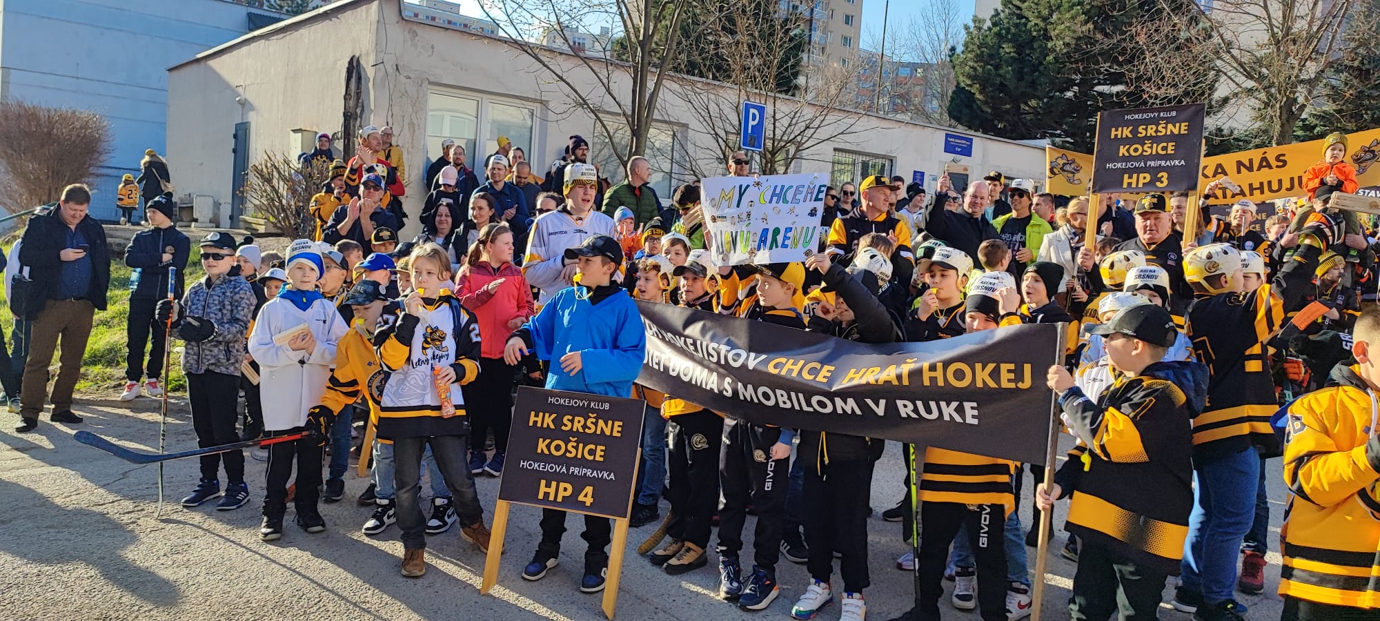 Mladí hokejisti HK SRŠNE KOŠICE a ich rodičia na čele so šéfom klubu protestovali pred budovou Miestneho úradu MČ Košice - Sídlisko KVP. FOTO: Tomáš Mácha