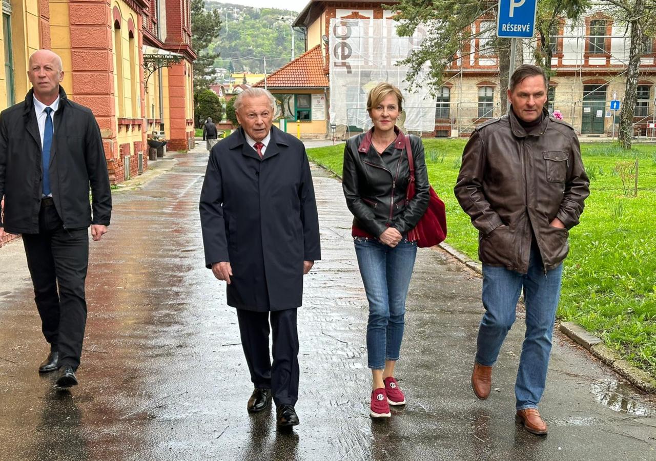 Rudolf Schuster prichádza v doprovode do volebnej miestnosti, Foto: TM