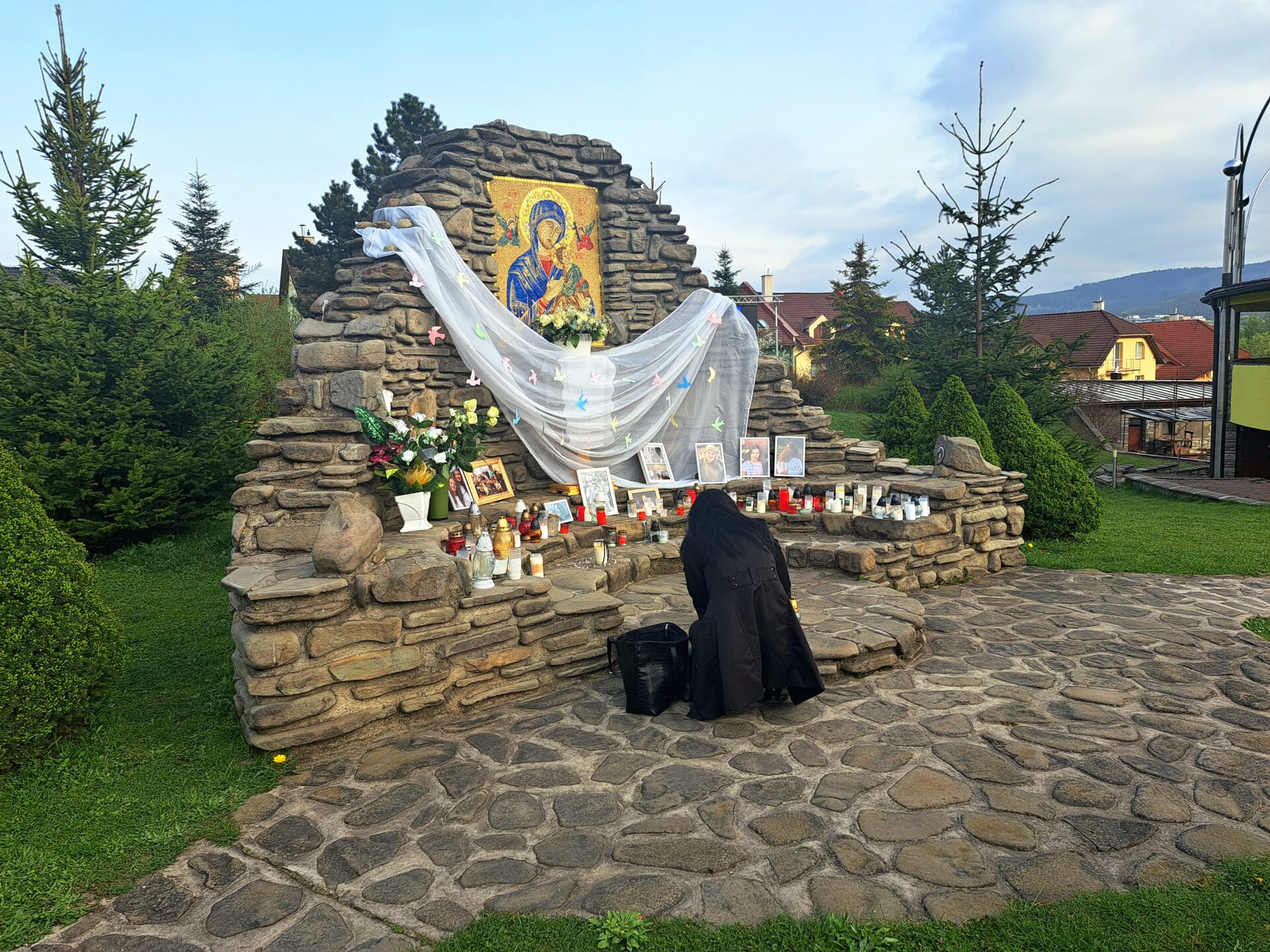 Pietne miesto spomienky na Lucku, Sofiu a Katku, ktoré prišli o život pri nešťastí v Spišskom Podhradí, Foto: SITA/Mária Frisová