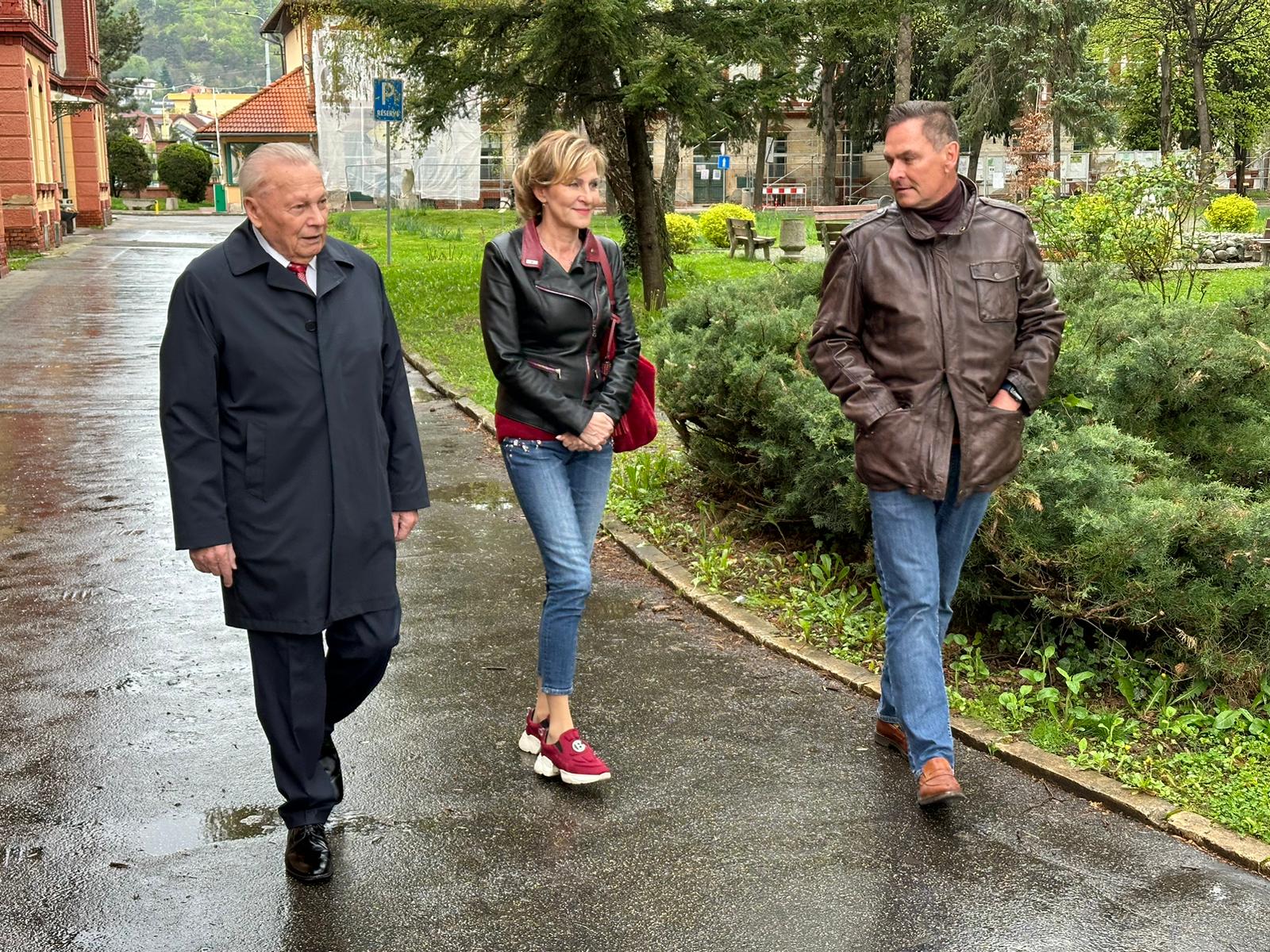 Rudolf Schuster prichádza v doprovode do volebnej miestnosti, Foto: TM