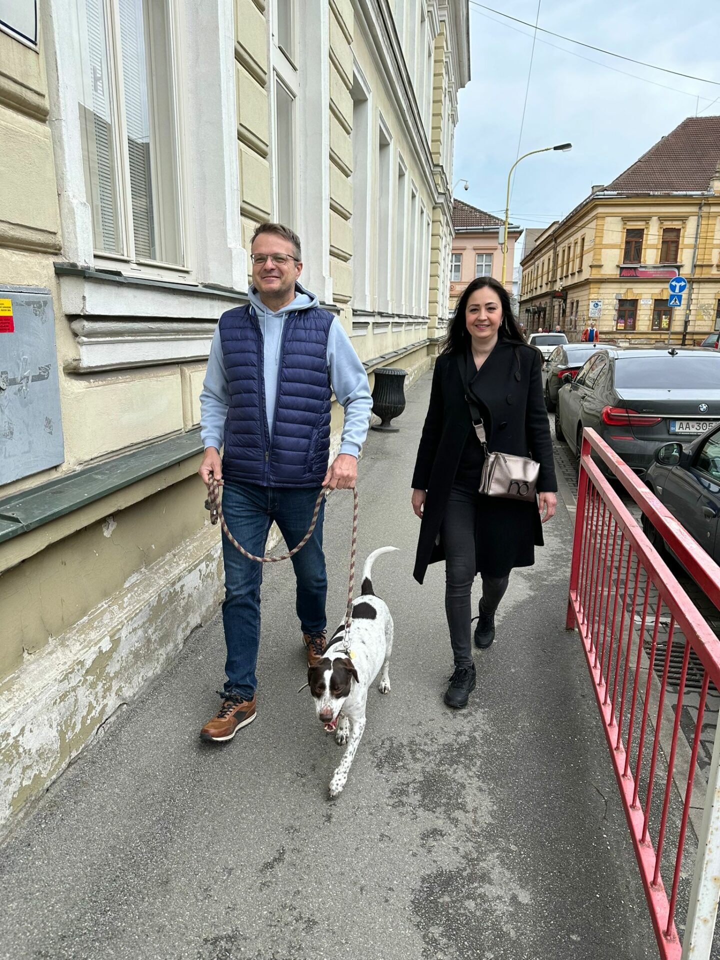 Igor Petrovčík s manželkou prichádzajú do volebnej miestnosti, Foto: TM