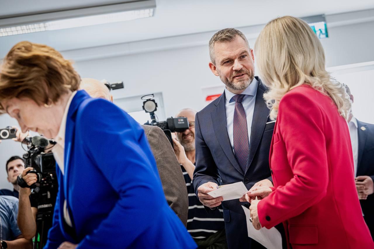 Peter Pellegrini so svojou sestrou vo volebnej miestnosti, Foto: META/Peter Pellegrini